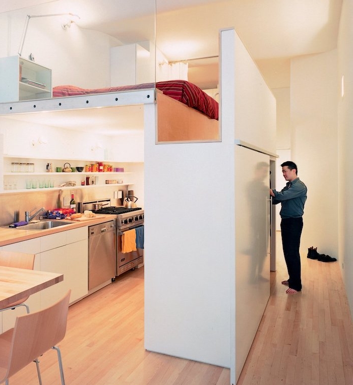 amenagement petit espace avec lit en dessus d une cuisine ouverte sur salle à manger, astuces gain de place dans intérieur minimaliste de studio moderne