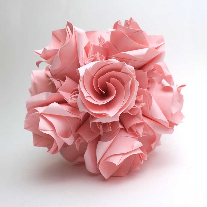 une boule origami de multiples roses en papier, origami rose composé de plusieurs fleurs origami 