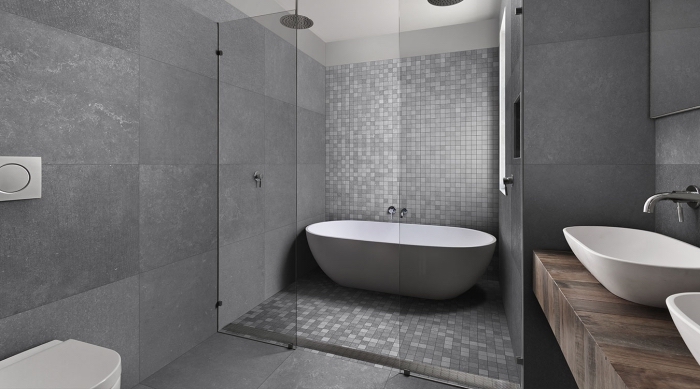 modèle salle de bain grise avec meuble vasque bois foncé, salle de bain grise avec équipement en blanc moderne