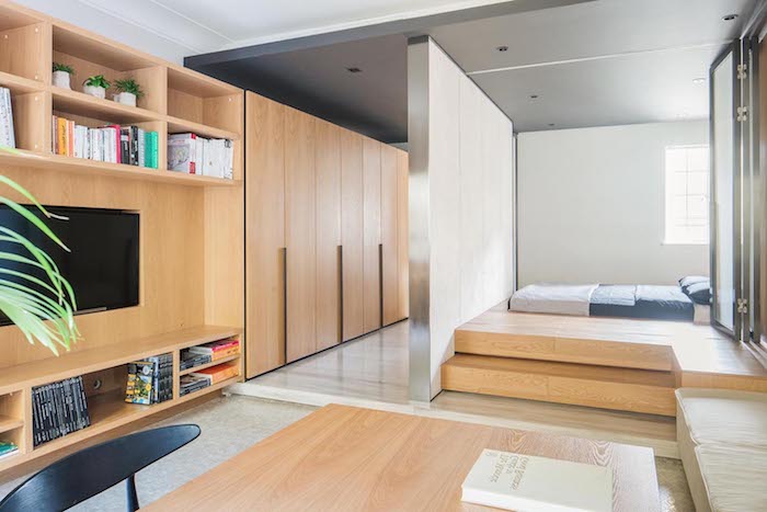 lit sur estrade en bois, armoire et meuble tv bois aménagés en longueur, idée de design minimaliste, style japonais