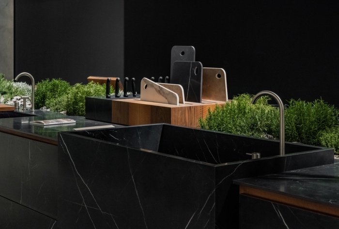 quelle couleur pour une cuisine 2019, modèle îlot avec plan de travail marbre noir, idée rangement cuisine pour herbes