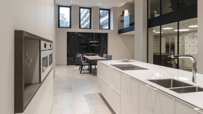 décoration de cuisine contemporaine en blanc et noir, meuble de cuisine sans poignées, modele de cuisine blanche