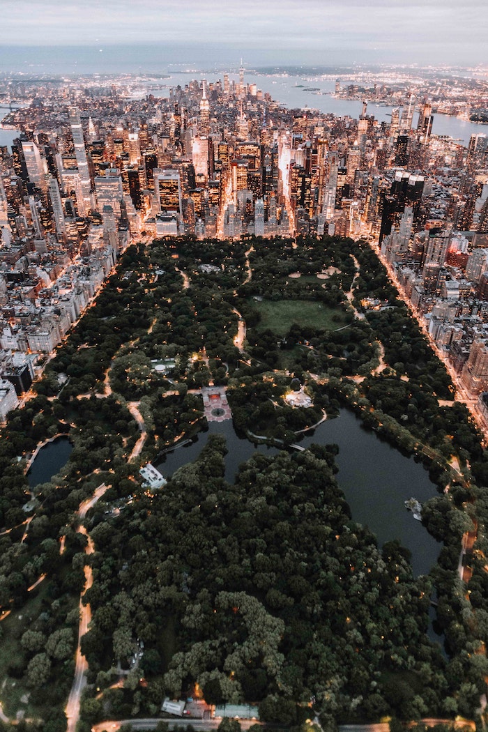 Le parc central de New York et vue de Manhattan avant que la nuit tombe, paysage ville, image la plus belle ville du monde