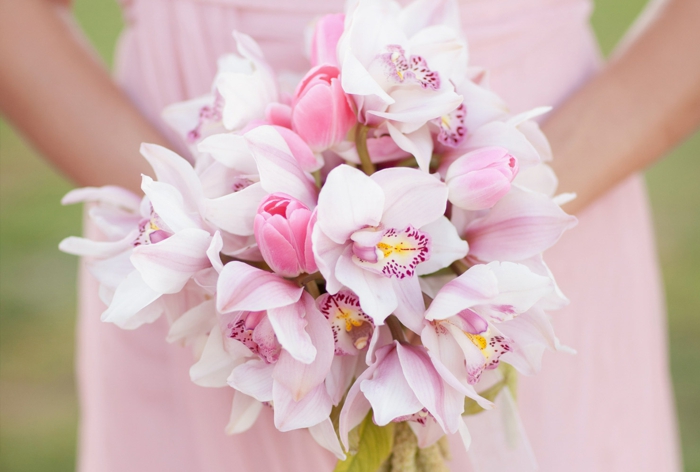 bouquet d'orchidées pour mariage, orchidées roses, robe de mariée rose pâle