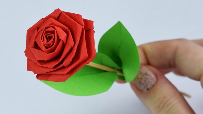 joli modèle d'origami fleur rose très détaillé et réaliste avec feuilles en papier, activité manuelle de printemps sur le thème des fleurs