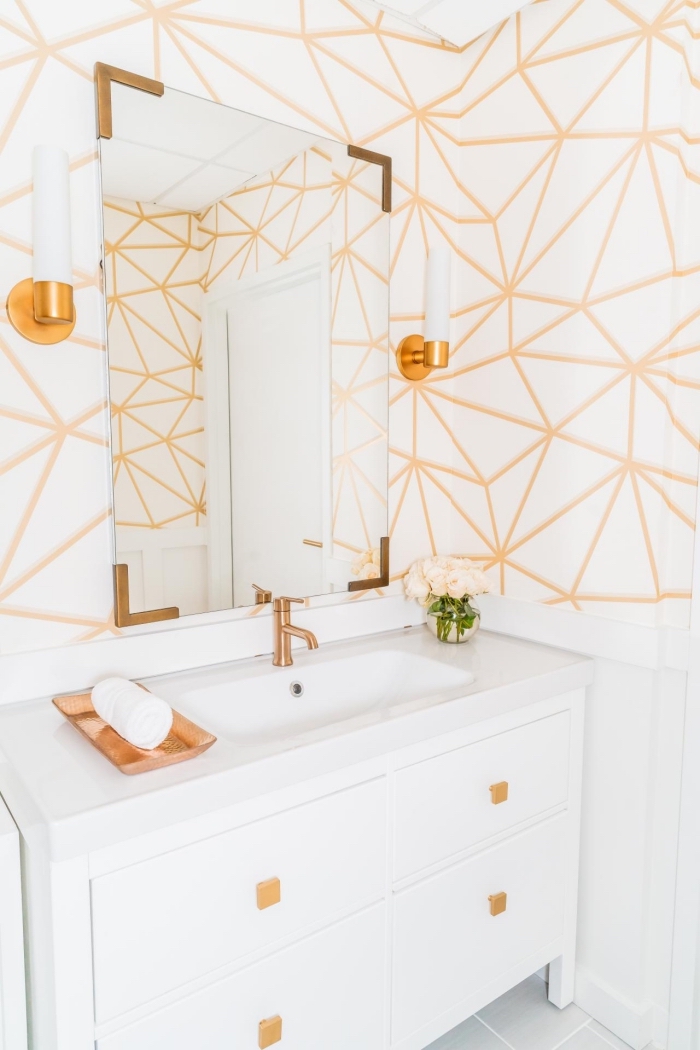 modèle de petite salle de bain moderne en blanc et or, idée panneau mural salle de bain aux lignes géométriques blanc et orange