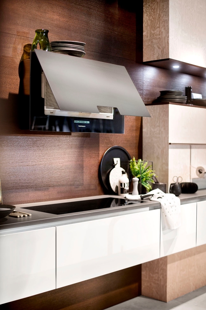 exemple crédence de cuisine en bois marron, plan de travail cuisine en gris avec armoires blancs sans poignées