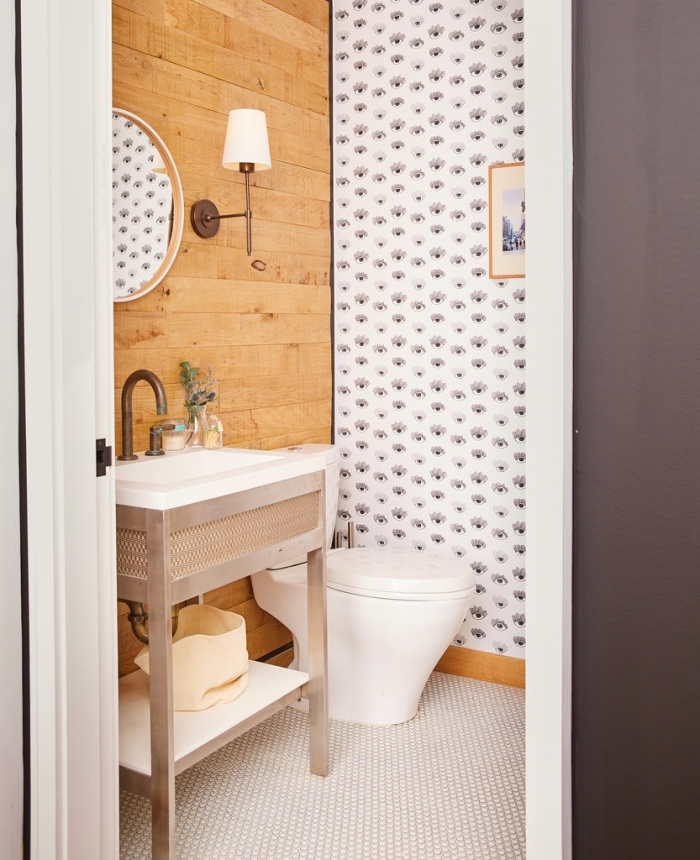 comment décorer toilettes avec panneaux effet bois et papier peint imperméable, meuble vasque en blanc et bois