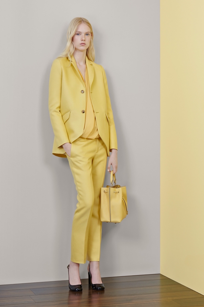 couleurs tendance mode printemps-été 2019, costume femme avec chemise et blazer jaune, modèle de pantalon slim femme
