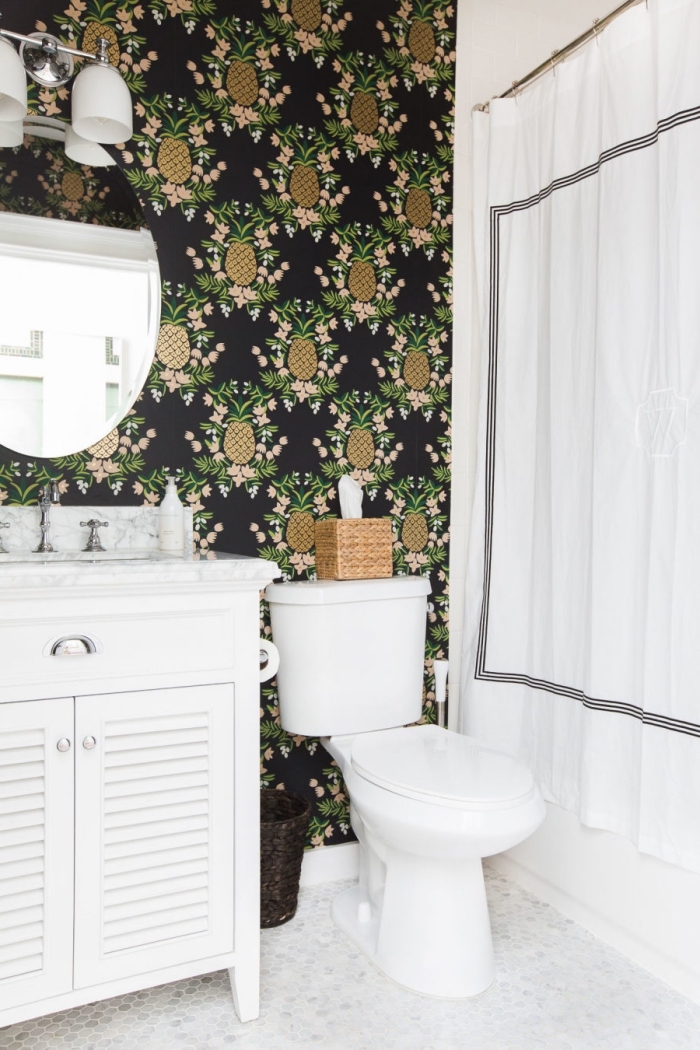 déco salle de bain blanche avec pan de mur en papier peint design fruits dorés, rideaux salle de bain en blanc