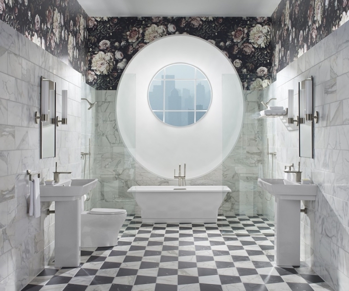 exemple salle de bain luxueuse aux murs bimatière en carreaux effet marbre et papier peint noir aux motifs fleurs