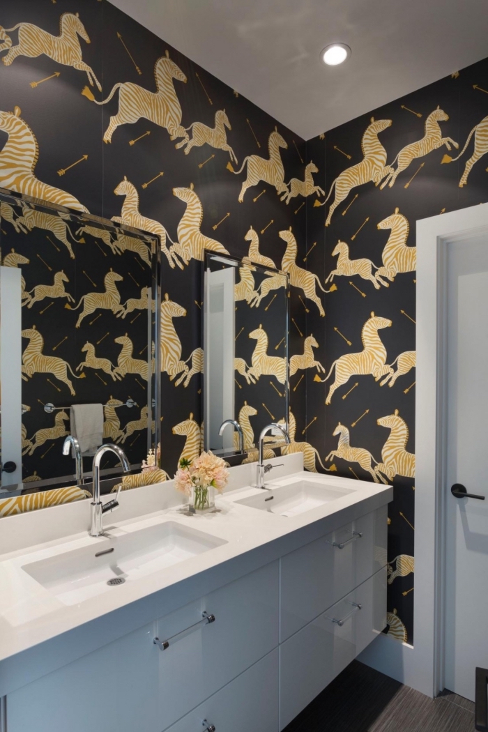 idée revetement mural salle de bain imperméable, déco salle de bain blanc et noir avec murs noir aux motifs animaux orange