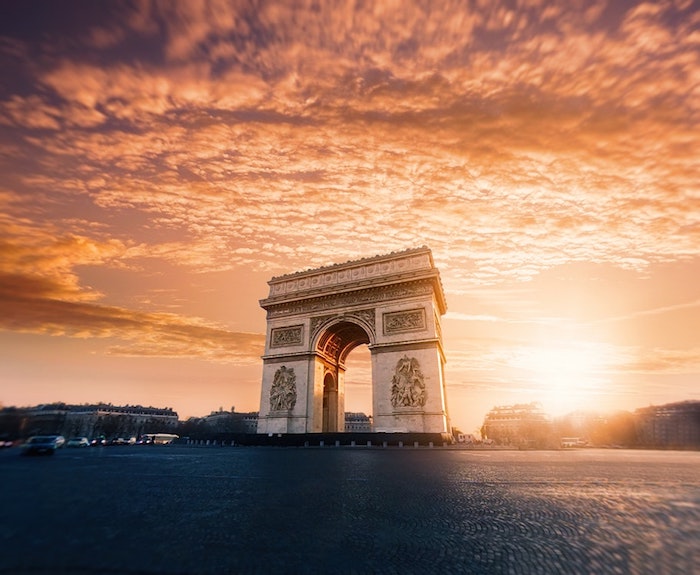 Paris l'arc de triumphe a coucher de soleil beau paysage urbain, image à utiliser pour fond d'écran libre de droit