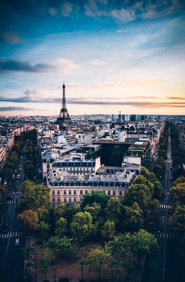 La tour Eiffel au coucher de soleil paysage fantastique, paysage urbain, la ville la plus belle du monde