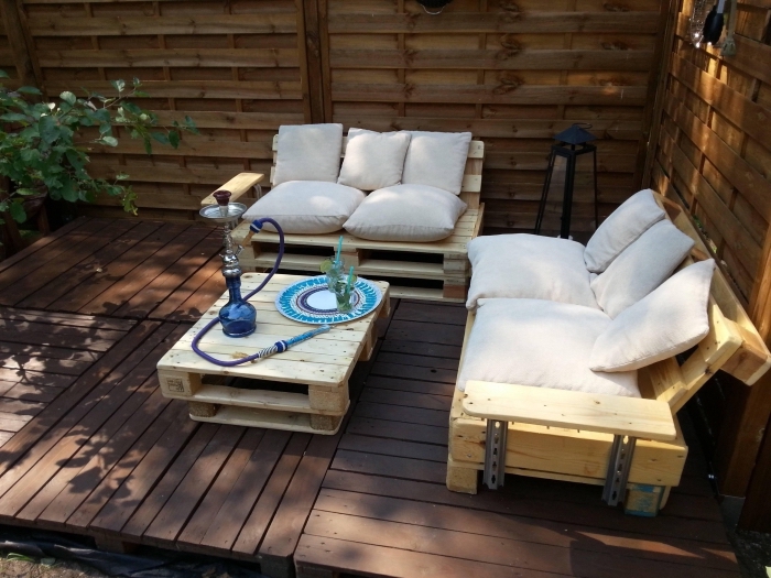 exemple comment aménager une terrasse avec banquette en palette, idée recyclage de palettes pour faire des meubles extérieur