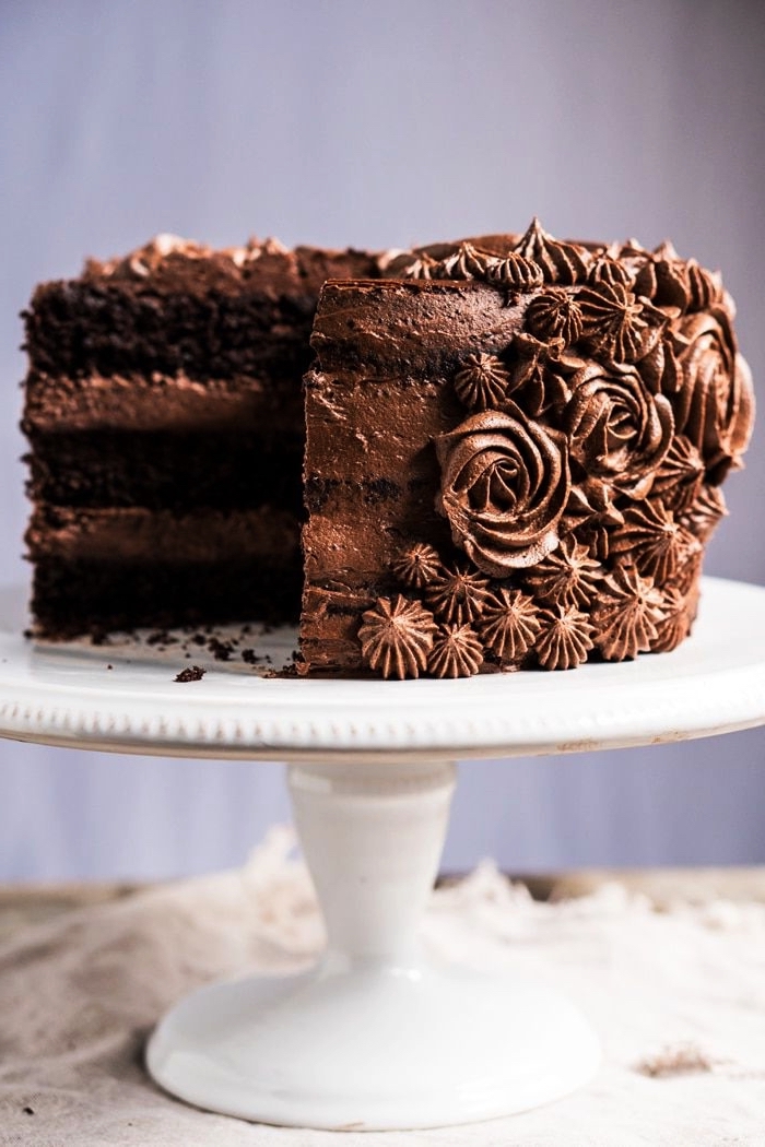 recettes gourmandes de la patisserie sans gluten, gâteau d'anniversaire sans gluten au chocolat d'une belle décoration