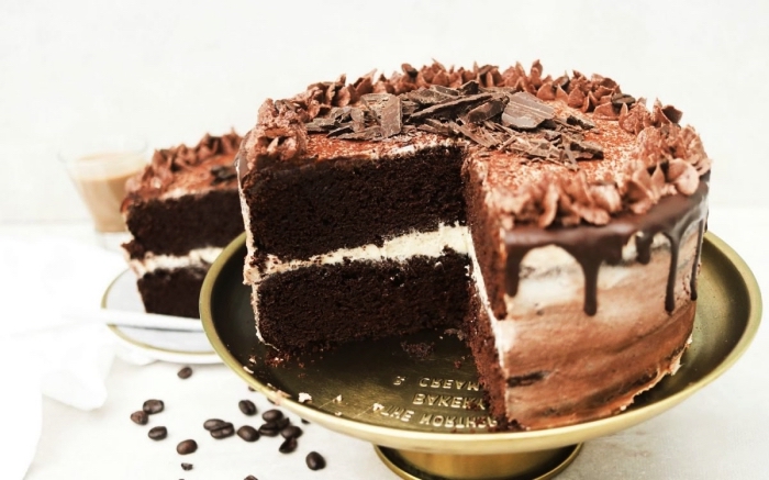 recette vegan de gâteau d'anniversaire au chocolat et espresso au glaçage de crème beurre vegan