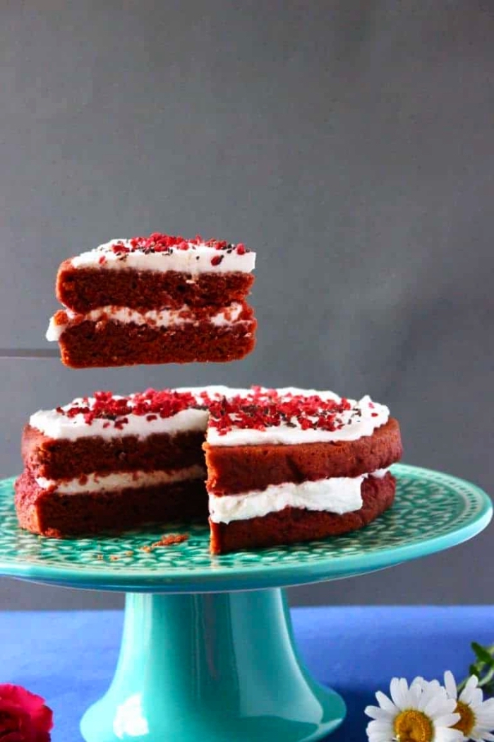 gâteau red velvet en version sans gluten coloré à la betterave rouge, idée de dessert classique en version healthy à servir en fin du repas sans gluten 