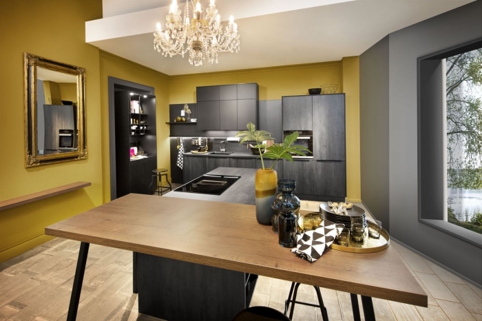 quelle peinture pour une cuisine, design intérieur contemporain dans une cuisine aux murs jaune moutarde et gris avec plafond blanc