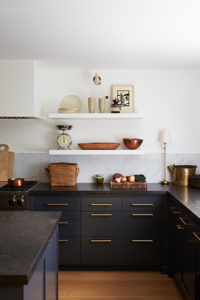 modele de cuisine moderne avec armoires en noir mate et poignées en or, idée rangement mural avec étagère bois blanc