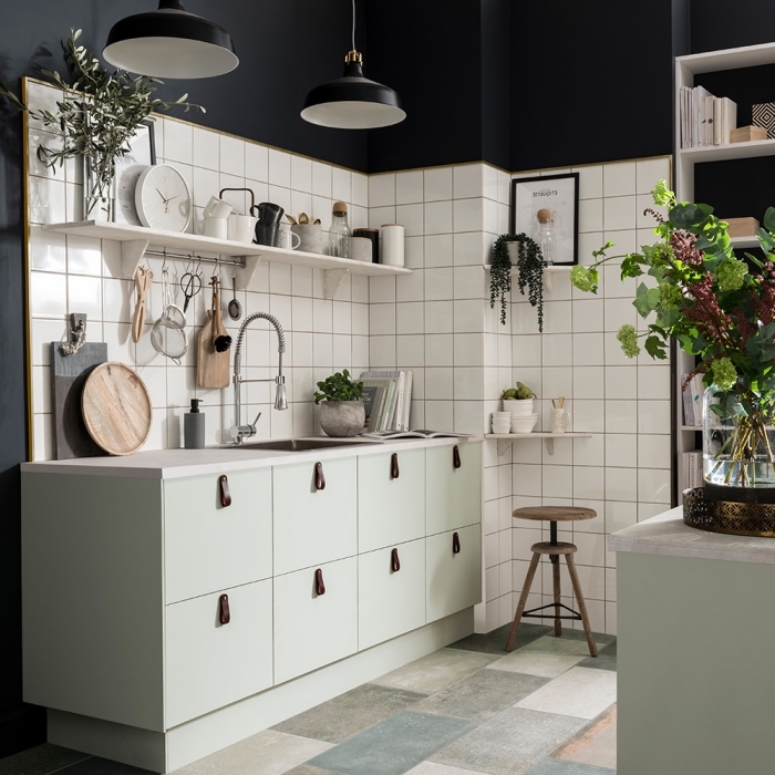 comment décorer une cuisine aux murs noir mate avec meubles de couleur pastel, exemple crédence carreaux blancs