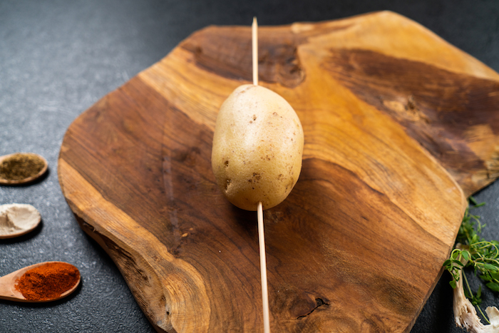 percer la pomme de terre d une baguette par le centre, idee brochette apero originale