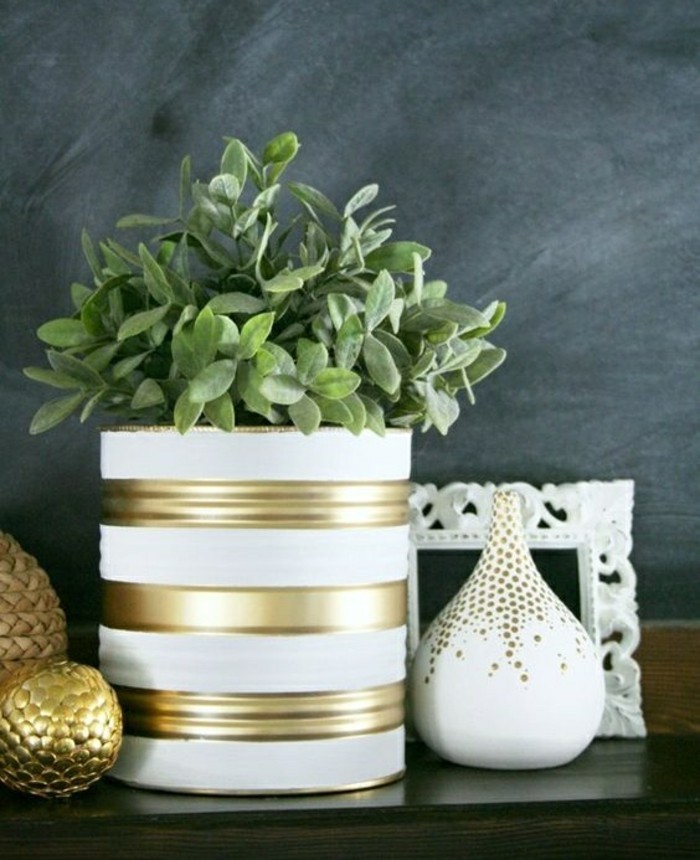 modèle de pot à fleur DIY en boîte de conserve personnalisée avec peinture blanche et peinture dorée, activité manuelle pour printemps