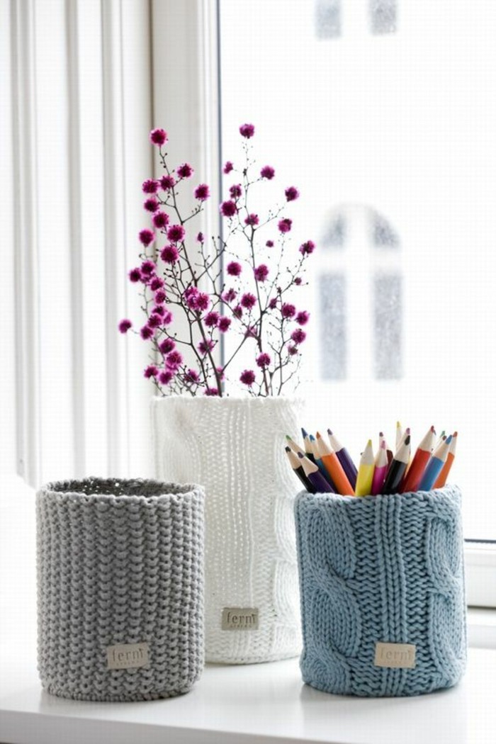 idée recyclage boite de conserve aluminium, décorer une canette avec tricotage, modèle porte-crayon fait main