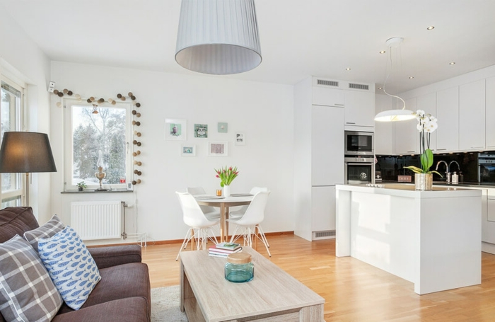 kitchenette ikea pour petit appartement scandinave, sofa gris, table de repas ronde, chaises blanches