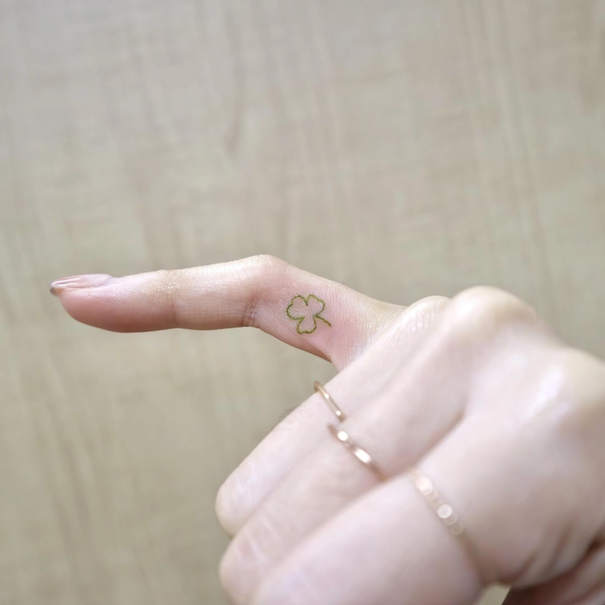 petit tatouage doigt femme feuilles tige bagues main ongles