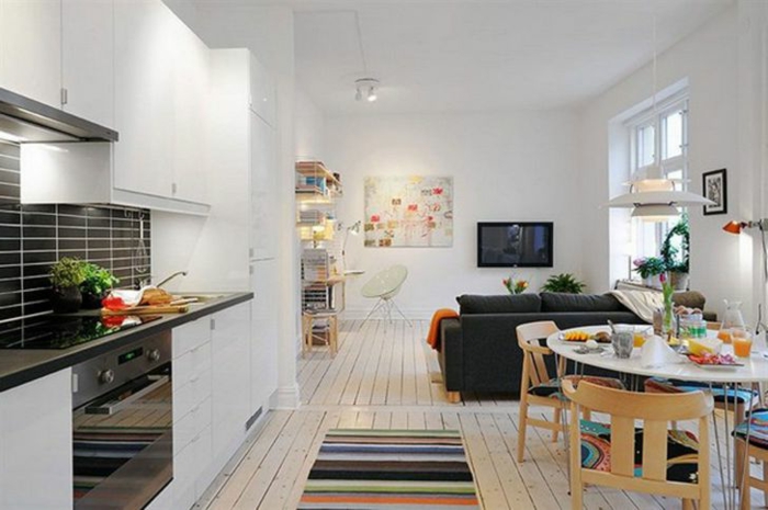 cuisine, salle à manger et salle de séjour, kitchenette pour studio noire et blanche, sol en planches, étagère murale