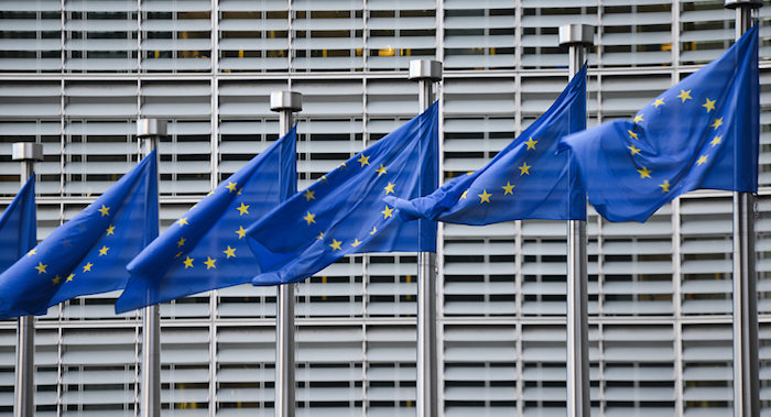photo drapeaux européens à la commission européenne de bruxelles avec plainte de spotify contre apple pour pratique anticoncurrentielles antitrust
