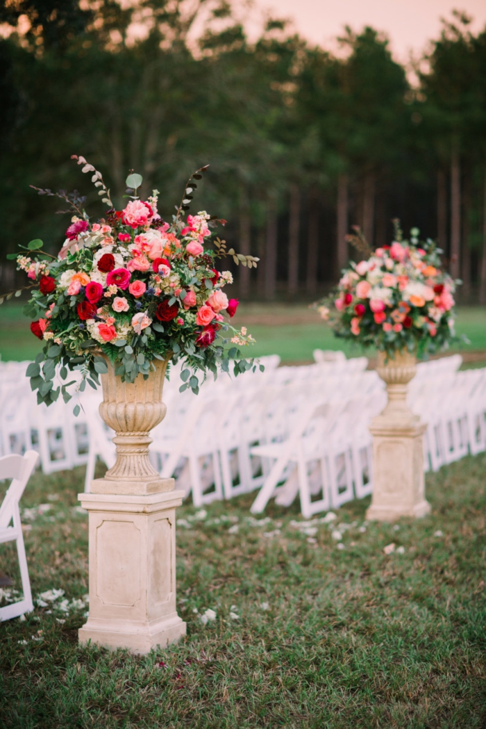piliers blancs, fleurs en grands bouquets texturés, mariage à l'extérieur, chaises blanches