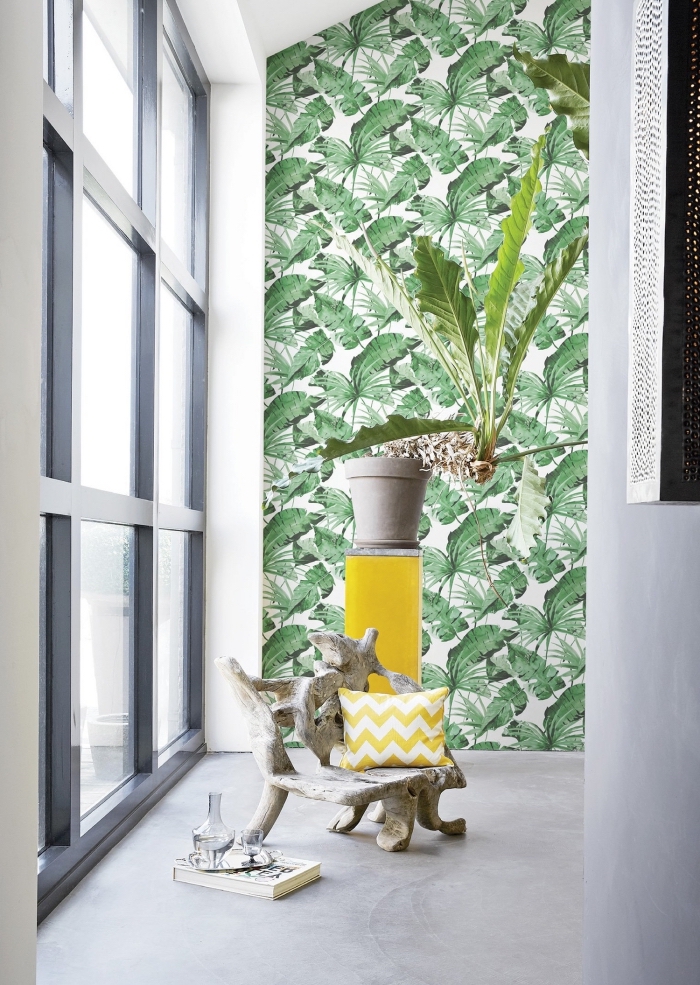 modèle salle de bain moderne en blanc avec pan de mur en papier peint design feuilles tropicales, coussin et meuble de rangement en jaune