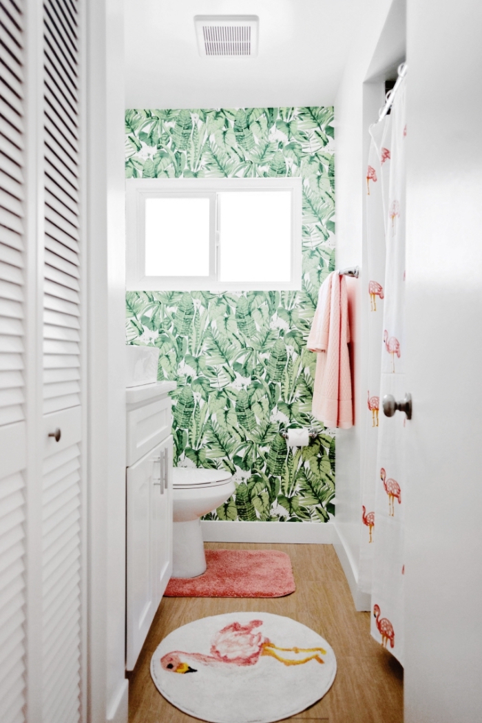 comment décorer une petite salle de bain moderne aux murs blancs avec pan de mur en papier peint motifs tropicaux