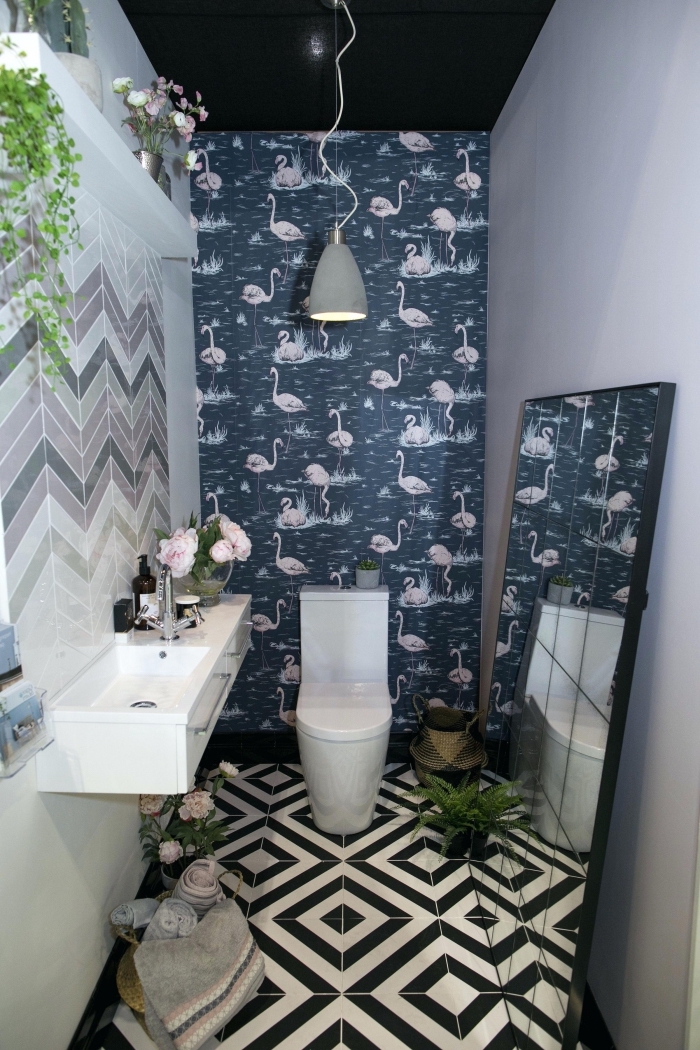 papier peint pour salle de bain à design flamants, comment aménager une petite salle de bain de style exotique