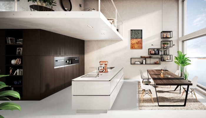 décoration cuisine moderne aux murs blancs avec meubles de rangement fermé en bois marron foncé, agencement cuisine avec îlot central