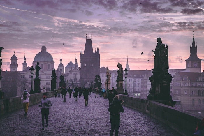 Prague mystique au coucher de soleil, europe paysage idée, beau paysage ville, image à télécharger gratuitement ponte Charles et vue de la ville ancienne