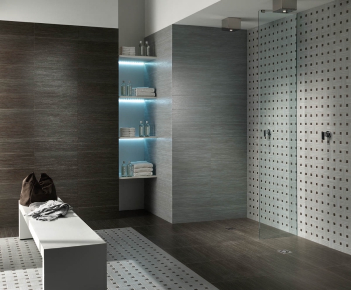 modèle de lambris mural à effet bois foncé, quel rangement pour accessoires salle de bain, agencement salle de bain avec cabine de douche