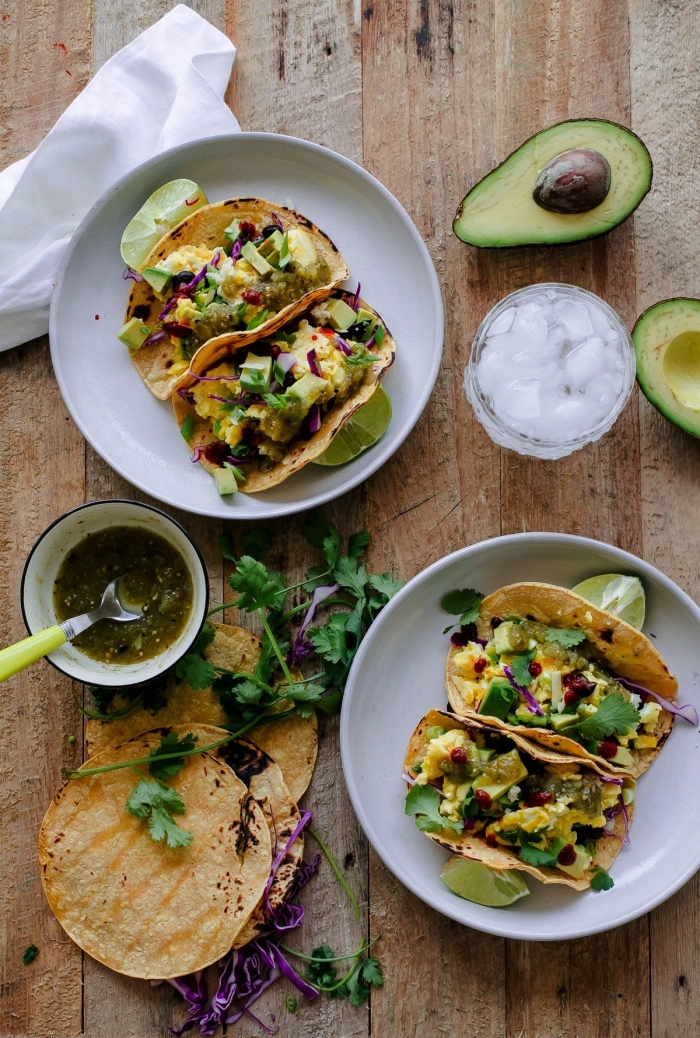 recette rapide pour le soir, des tacos mexicains d'oeufs brouillés, tortilla aux oeufs brouillés, à l'avocat et à la salsa verde