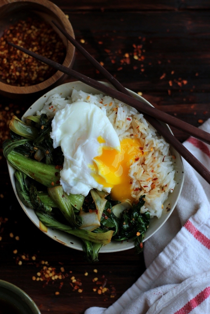 recette de bol de déjeuner healthy de riz, d'oeuf poché et de poireau, idée de recette d'été plat unique de riz et d'oeufs