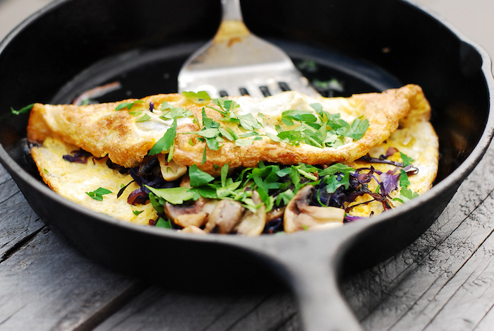 faire une omelette aux champignons et épinards, idée repas rapide soir à faire en moins de 10 minutes