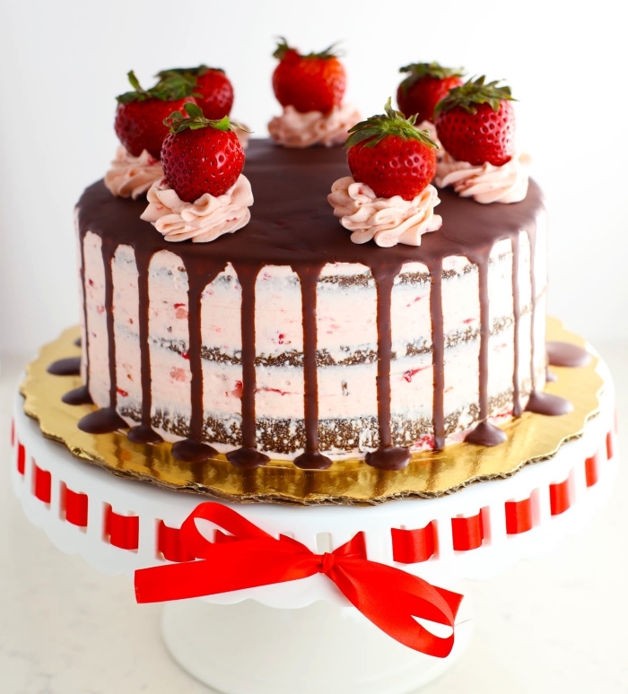 recettes sans gluten de gâteaux d'anniversaire, gâteau chocolat et fraises au glaçage coulant sans gluten