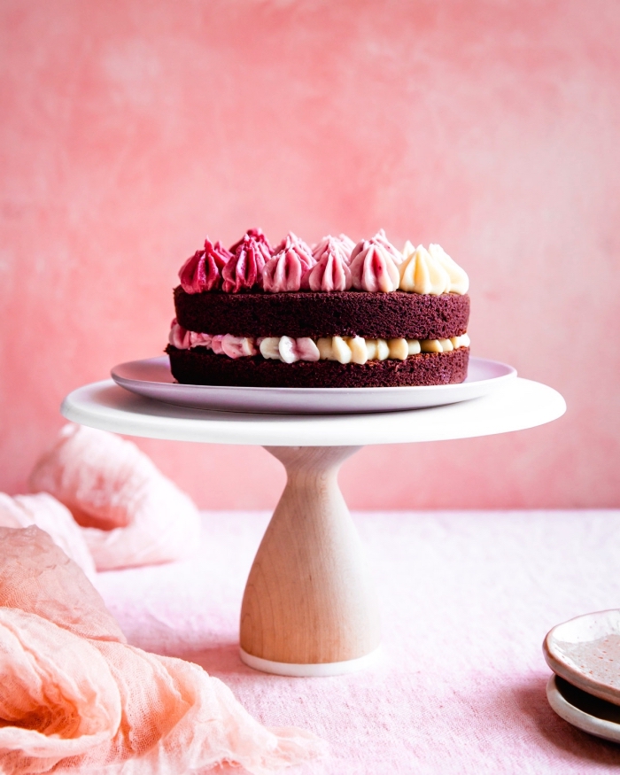 recette de patisserie sans gluten, gâteau red velvet avec un joli décor de glaçage dégradé en forme de roses
