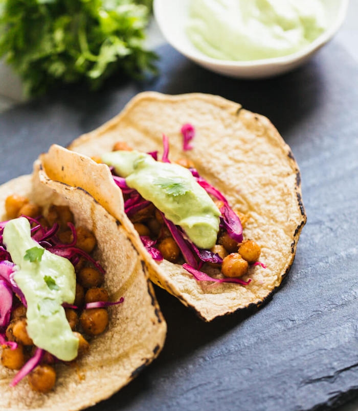 idée de tacos végétariens aux pois chiches épicées, chou et crème à l'avocat, recette facile pour ce soir