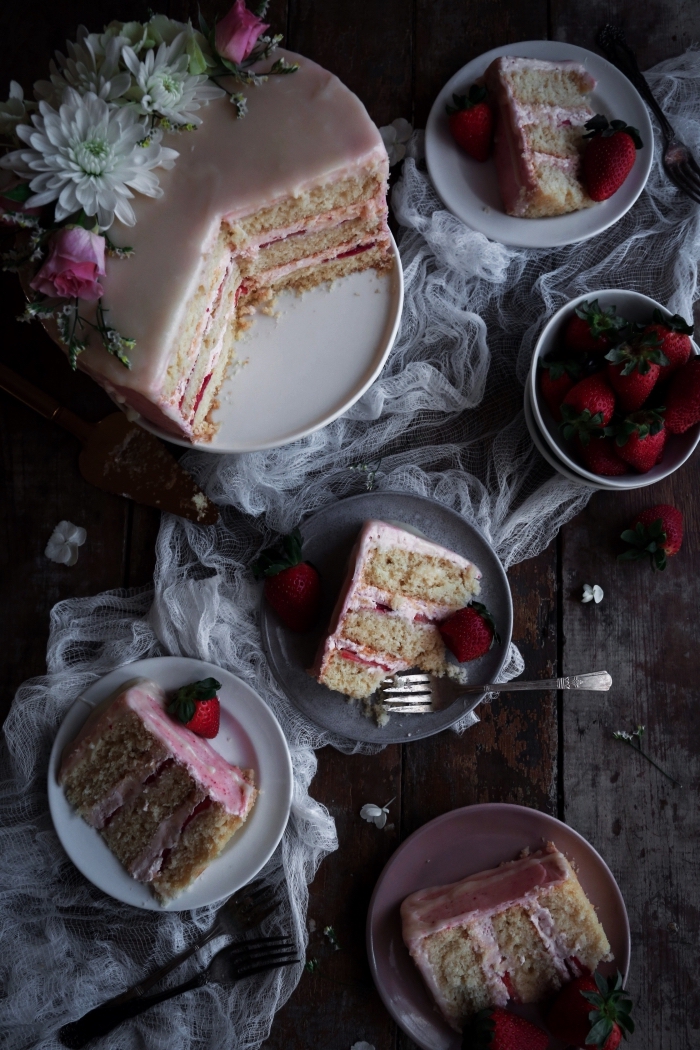 recettes originales de la patisserie sans gluten, gâteau d'anniversaire vanille et fraie au glaçage de crème beurre aux fraises