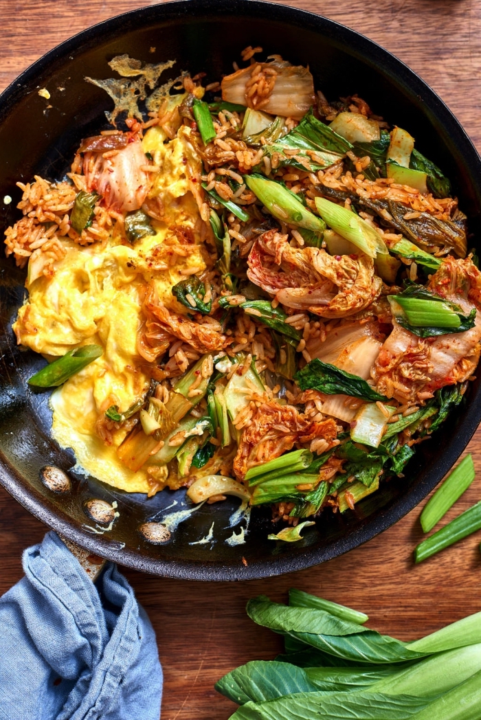 repas du soir facile et rapide, recette de riz frit au kimchi, aux oeufs et aux légumes verts