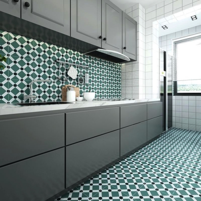 idée de revêtement de sol et mur imitation carreaux de ciment graphiques en vert et blanc, une crédence cuisine imitation carreaux de ciment qui rehausse l'élégance de la cuisine