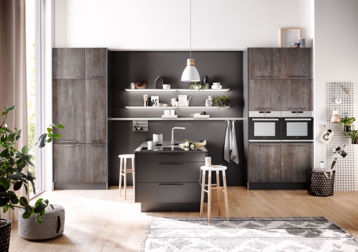 comment décorer une cuisine scandinave avec meubles bois foncé, exemple rangement mural avec étagères