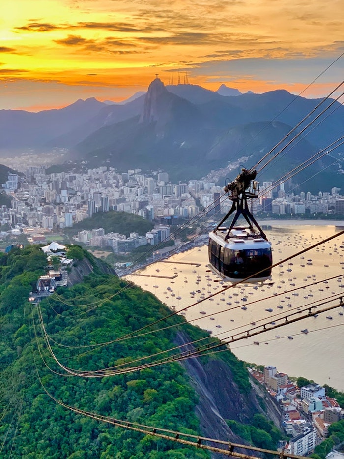 Rio de Janeiro beau paysage urbain et nature en un, fond d'écran paysage, beauté contemporaine ville au coucher de soleil